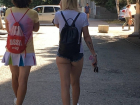 Девушку с голым "бампером", гуляющую по улочкам Волгограда сняли на видео