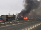 На видео попал сильный пожар в придорожном кафе под Волгоградом