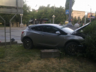 В центре Волгограда Opel врезался в бордюрный камень: 2 пострадали