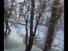 Двор школы №53 в Волгограде затопило сточными водами: потоп сняли на видео