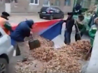 Прекращено дело об осквернении дворниками флага России в Волгограде 