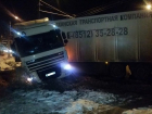 Фура улетела в канаву на снежной дороге в Волгограде