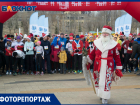 Сотни Дедов Морозов вышли в Волгограде на рождественский забег