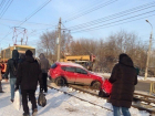 Девушка на красном кроссовере застряла на трамвайных путях в Волгограде 