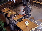 Бородач с ножом-бабочкой набросился на посетителя шашлычной в центре Волгограда: видео 