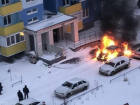 В городе-спутнике Волгограда попали на видео отчаянные попытки водителя спасти горящую иномарку
