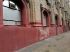 Туристический позор нашли волгоградцы в самом центре города: больно для глаз и опасно для жизни