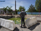 Фонтан забил из трубопровода рядом с котлованом-водопадом в Волгограде