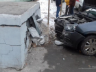 В Волжском «Лада Гранта» врезалась в «Приору» и коллектор: ранены две женщины