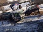 После работы коммунальщиков жители Волгограда вытаскивают свои авто на эвакуаторе