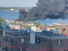 Сильный пожар в бывшем речпорту перепугал жителей Волгограда: видео
