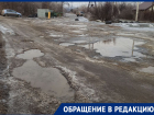 «Каждый день скребем днищем»: автобусы пустили по разбитой дороге с 25-сантиметровыми ямами в Волгограде