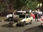 Нелепая авария в центре Волгограда: буксируемая Nexia задела припаркованный Land Rover