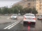 В Волгограде затопило дорогу к ГУВД региона