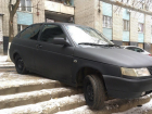 Водитель ВАЗа заехал на ступеньки жилого подъезда в Волгограде