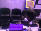 На видео попал вооруженный грабитель, напавший на микрофинансовую организацию в Волгограде