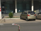 Автомобильное колесо с палкой вместо крышки люка «красуется» на бульваре Энгельса в Волгограде