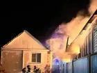 Ночной пожар охватил частный сектор в Волгограде