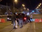 Легковушка застряла в ловушке на закрытом мосту в Волгограде: видео