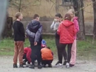 «Шокирующая картина»: в Волжском маленькие дети нюхают на улице клей