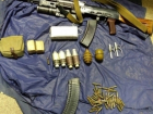 Волгоградец в заброшенном доме прятал автомат Калашникова, гранаты и заряды для гранатомета