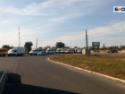 Маршрутчики и водители новых автобусов в Волгограде по часу стоят в очереди на АЗС 