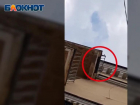 Обрушение балкона на легендарной улице Мира в Волгограде попало на видео