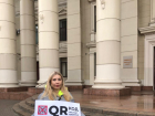 У здания облдумы прошел одиночный пикет против QR-кодов в Волгограде