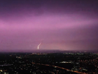 Вспышки молнии в небе над Волгоградом показал блогер