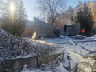 Превращенную усилиями мэрии в алкопритон братскую могилу начали ремонтировать в Волгограде