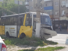 Автобус №59 протаранил столб в Волгограде: последствия сняли на видео