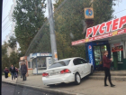 На юге Волгограда водитель на Honda влетел в "Рустерс" на остановке