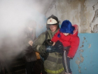 25 человек эвакуировали пожарные Волгоградской области во время тушения огня