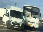 В Волгограде автобус «Питеравто» столкнулся с микроавтобусом