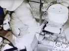 Дерзкий налет серийника на торговый павильон попал на видео в Волгограде