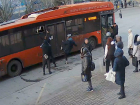 Вылезли из форточки и скакали по сиденьям: буйство подростков в автобусе в Волгограде сняли на видео