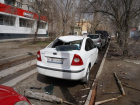 Дерево рухнуло на припаркованную иномарку в Волгограде
