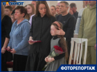 "Дети знают, что их папа - герой": замгубернатора Волгоградской области поклонился семьям погибших на СВО