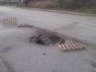 Дорожники прикрыли "деревяшками" провалившийся месяц назад колодец между Волгоградом и Волжским
