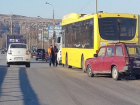 Автобус №77 протаранили две легковушки на видео на мосту в Волгограде
