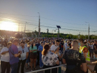 Потоки волгоградцев хлынули за полчаса к стадиону до начала концерта «Руки вверх!»