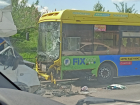 Автобус и грузовик лоб в лоб столкнулись в Волгограде: видео
