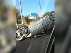 Перевернувшуюся на крышу после ДТП Kia Rio сняли на видео в Волгограде