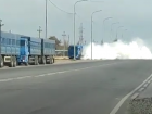 Зерновоз на видео устроил тотальную дымовую завесу на оживленной магистрали Волгограда