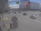 Мощное ДТП с перевернувшимся на крышу Nissan Juke попало на видео в центре Волгограда