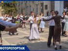 Массовый вальс Победы станцевали в центре Волгограда перед ливнем