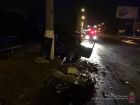 Дерзкий водитель протаранил фонарный столб на западе Волгограда: есть пострадавший