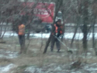 В снег и мороз рабочие косят траву на западе Волгограда