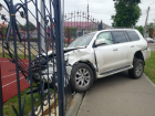 Волгоградка на Toyota Land Cruise протаранила забор стадиона в Борисоглебске