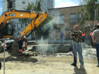 В Волгограде отключили воду после крупного прорыва трубы на Ангарской